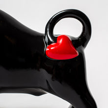 Cargar imagen en el visor de la galería, Escultura toro con cola corazón BC
